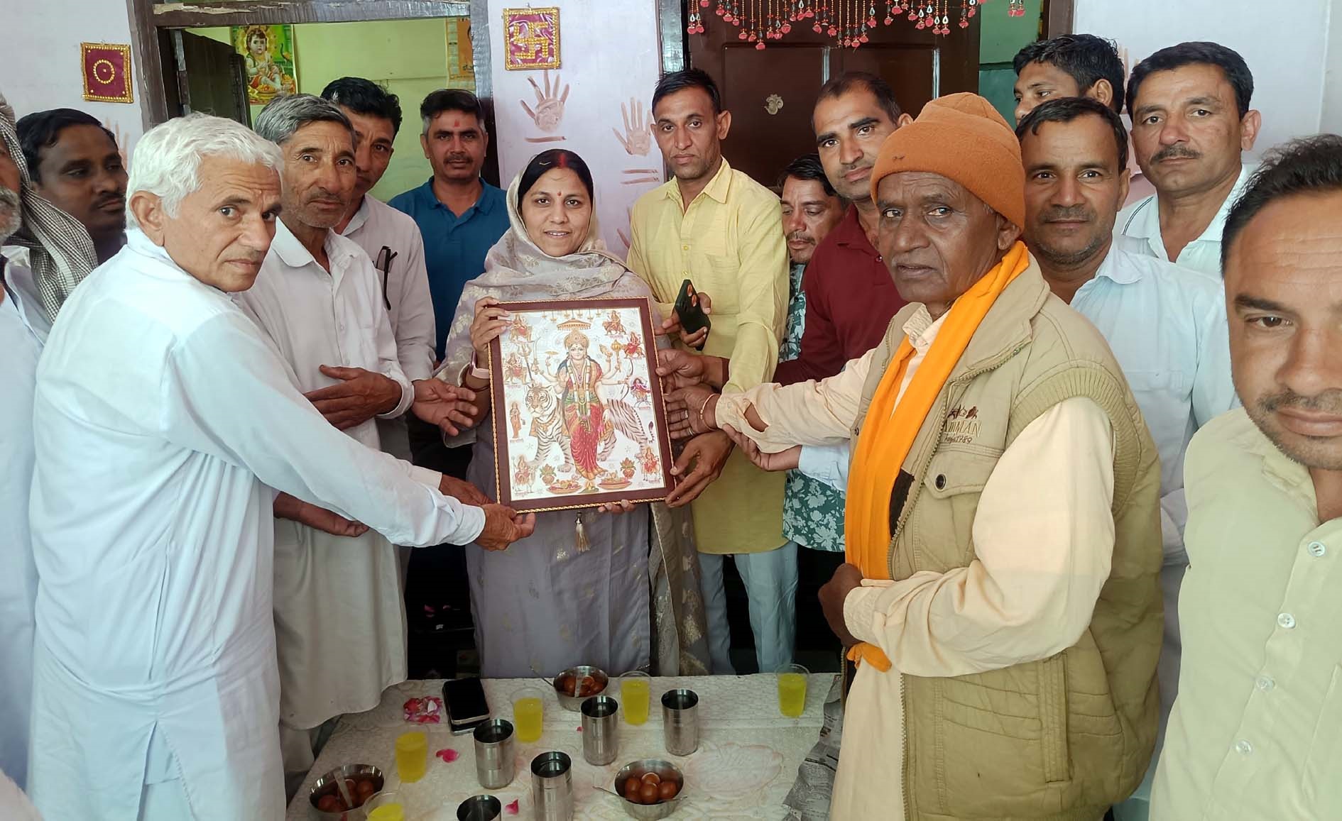 कार्यक्रम के दौरान डॉ. आशा खेदड़ व उन्हें सम्मानित करते ग्रामीण। कार्यक्रम के दौरान डॉ. आशा खेदड़ व उन्हें सम्मानित करते ग्रामीण।