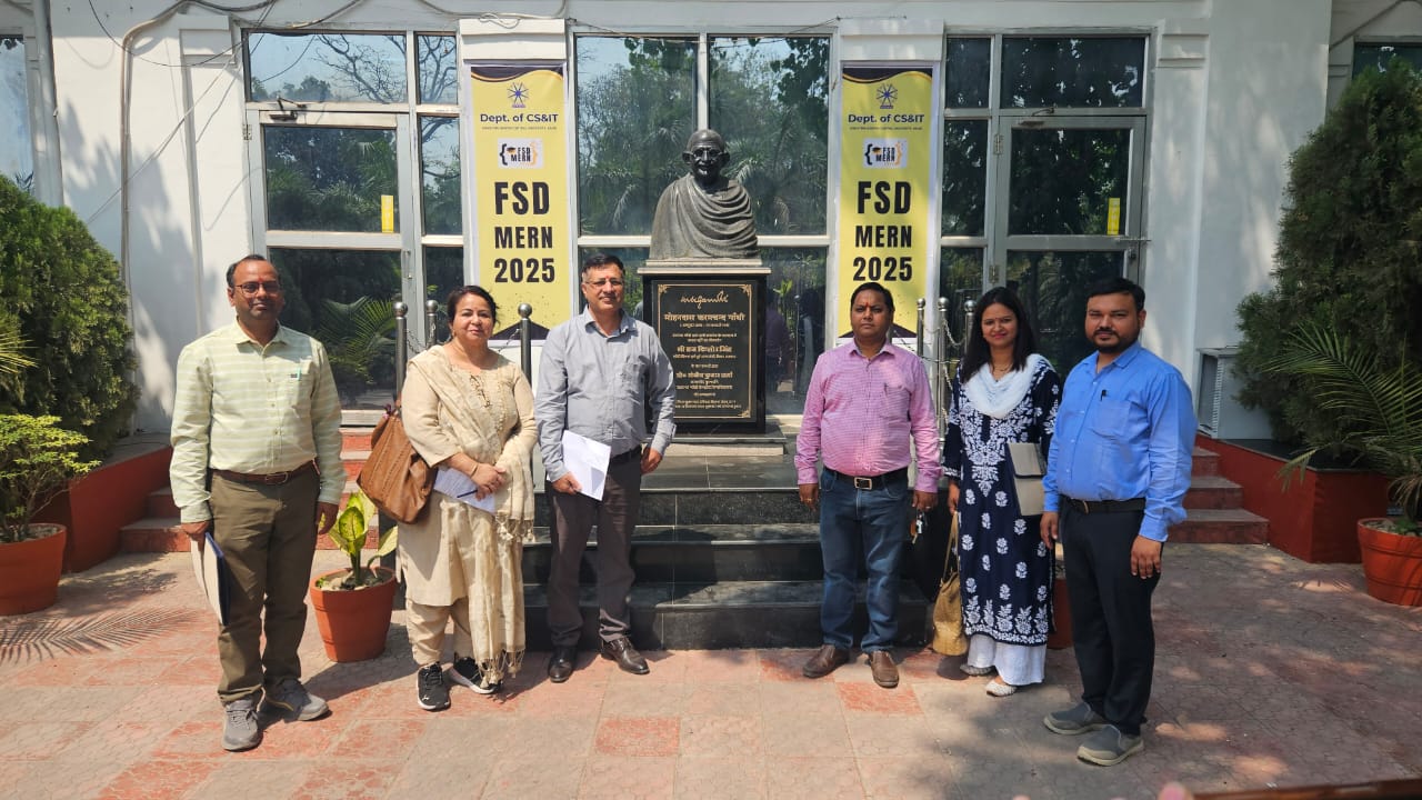 निरीक्षण करते यूजीसी के सदस्य निरीक्षण करते यूजीसी के सदस्य