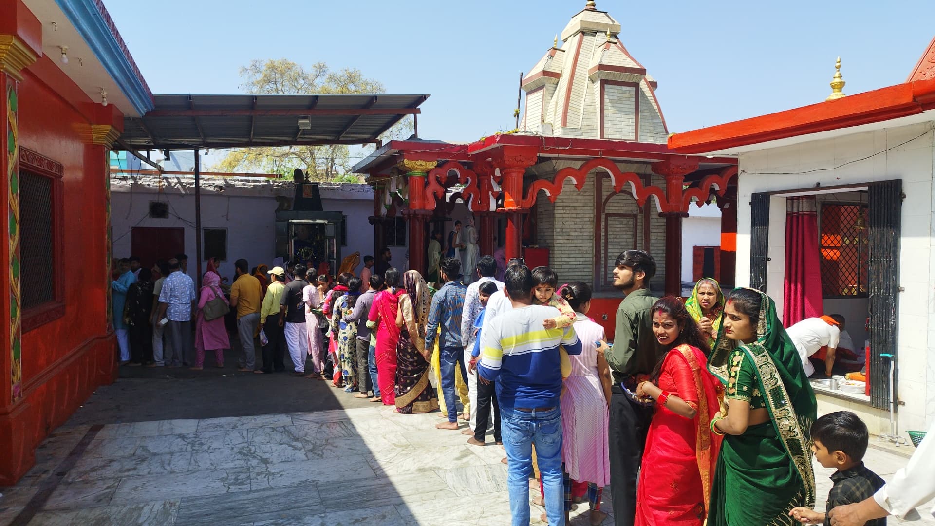 लालबाग स्थित प्राचीन सिद्धपीठ श्री काली माता मंदिर में नवरात्रि प्रारम्भ होते ही लगी भक्तों की कतारें।