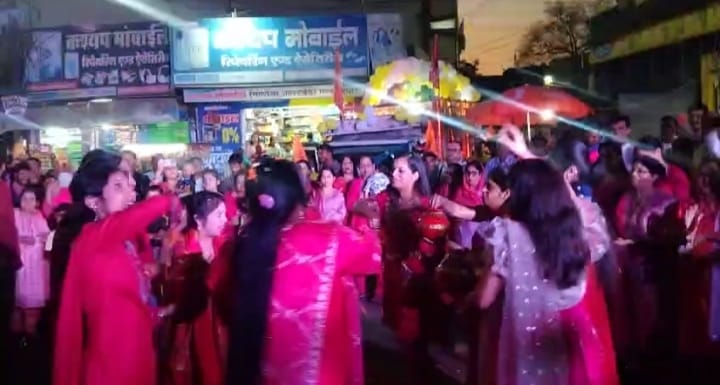 शोभायात्रामें नृत्ये करती युवतियां शोभायात्रामें नृत्ये करती युवतियां