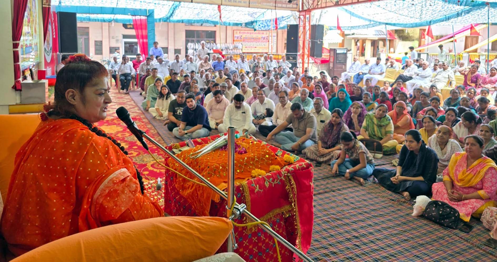 हनुमान मंदिर बुधला संत स्थान में प्रवचन देते साध्वी करुणागिरी। हनुमान मंदिर बुधला संत स्थान में प्रवचन देते साध्वी करुणागिरी।