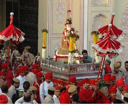 गणगौर माता की शाही सवारी सोमवार को