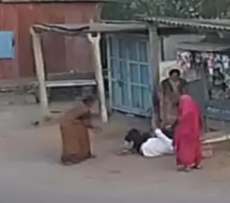 वृद्ध काे सरेआम पीट रहीं महिलाओं का सीसीटीवी फुटेज। वृद्ध काे सरेआम पीट रहीं महिलाओं का सीसीटीवी फुटेज।