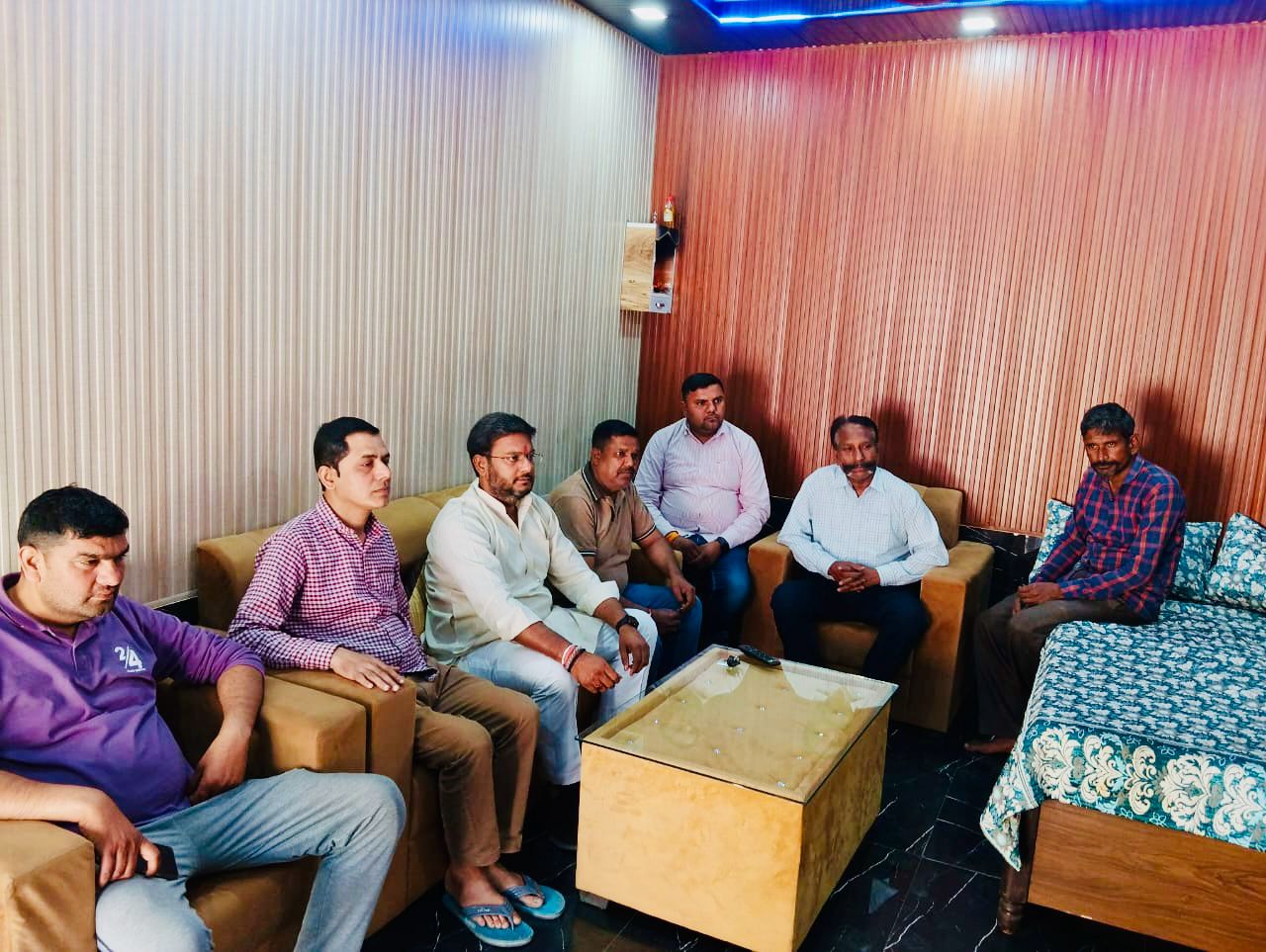 चंद्र नगर मंडल में रविवार को मन की बात का 120 वां एपिसोड सुनते भाजपाई।