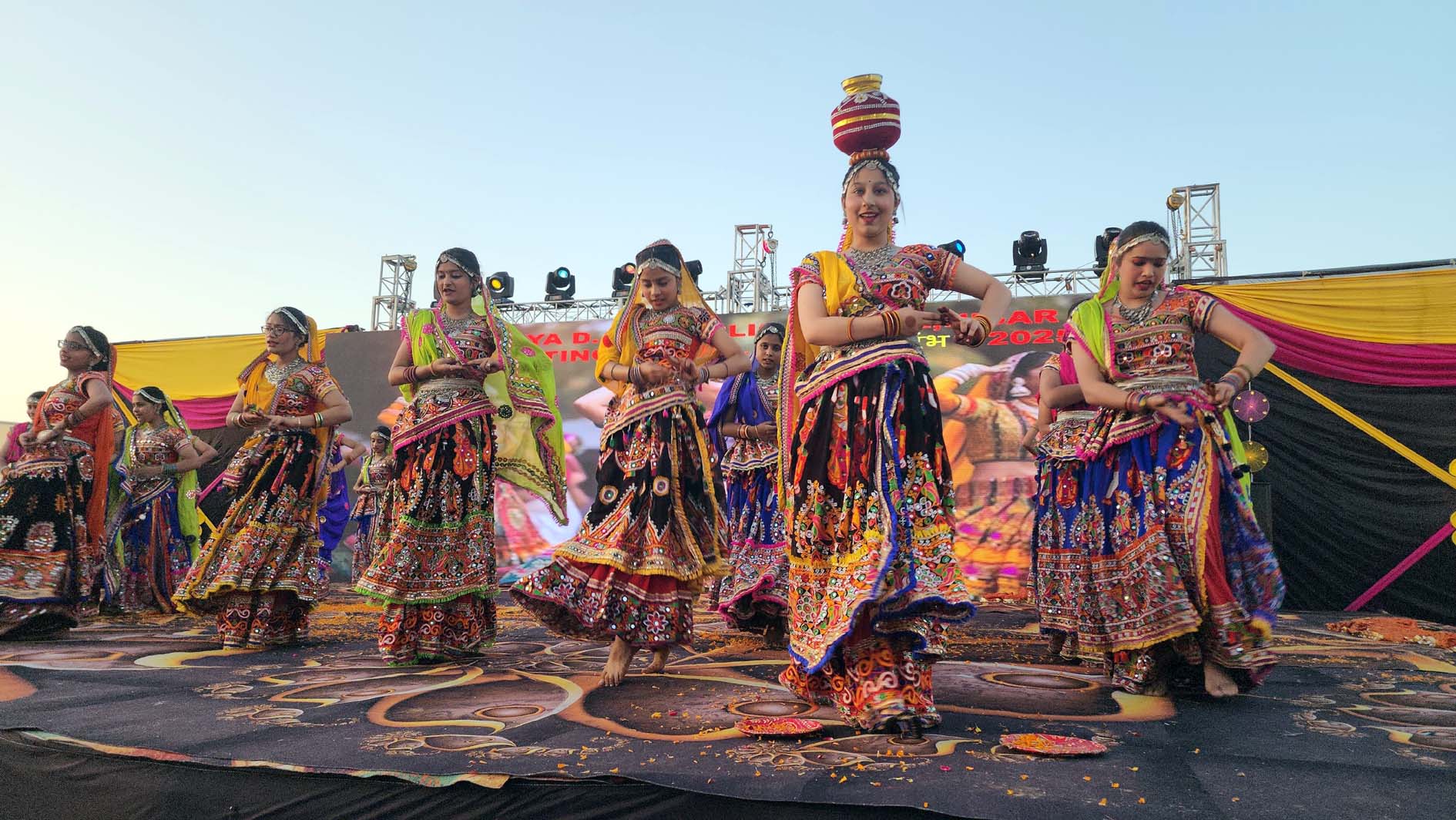 वार्षिक उत्सव में सांस्कृतिक कार्यक्रम प्रस्तुत करती स्कूल की छात्राएं। वार्षिक उत्सव में सांस्कृतिक कार्यक्रम प्रस्तुत करती स्कूल की छात्राएं।