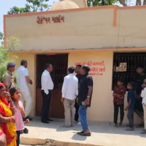 गोधरा तहसील के भामैया गांव में असमाजिक तत्वों ने 100 वर्ष पुराने शिवमंदिर में तोड़-फोड़ कर चोरी की।