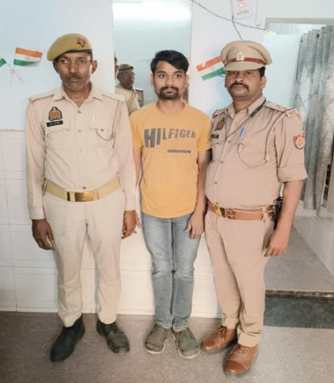 पुलिस की गिरफ्त में आरोपित पुलिस की गिरफ्त में आरोपित