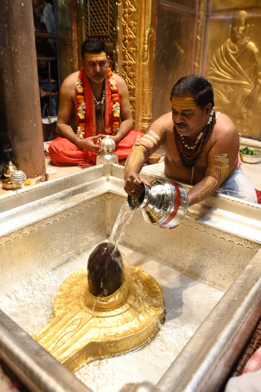 विशालाक्षी के दरबार से आए नौ कलश गंगाजल से बाबा विश्वनाथ का जलाभिषेक विशालाक्षी के दरबार से आए नौ कलश गंगाजल से बाबा विश्वनाथ का जलाभिषेक