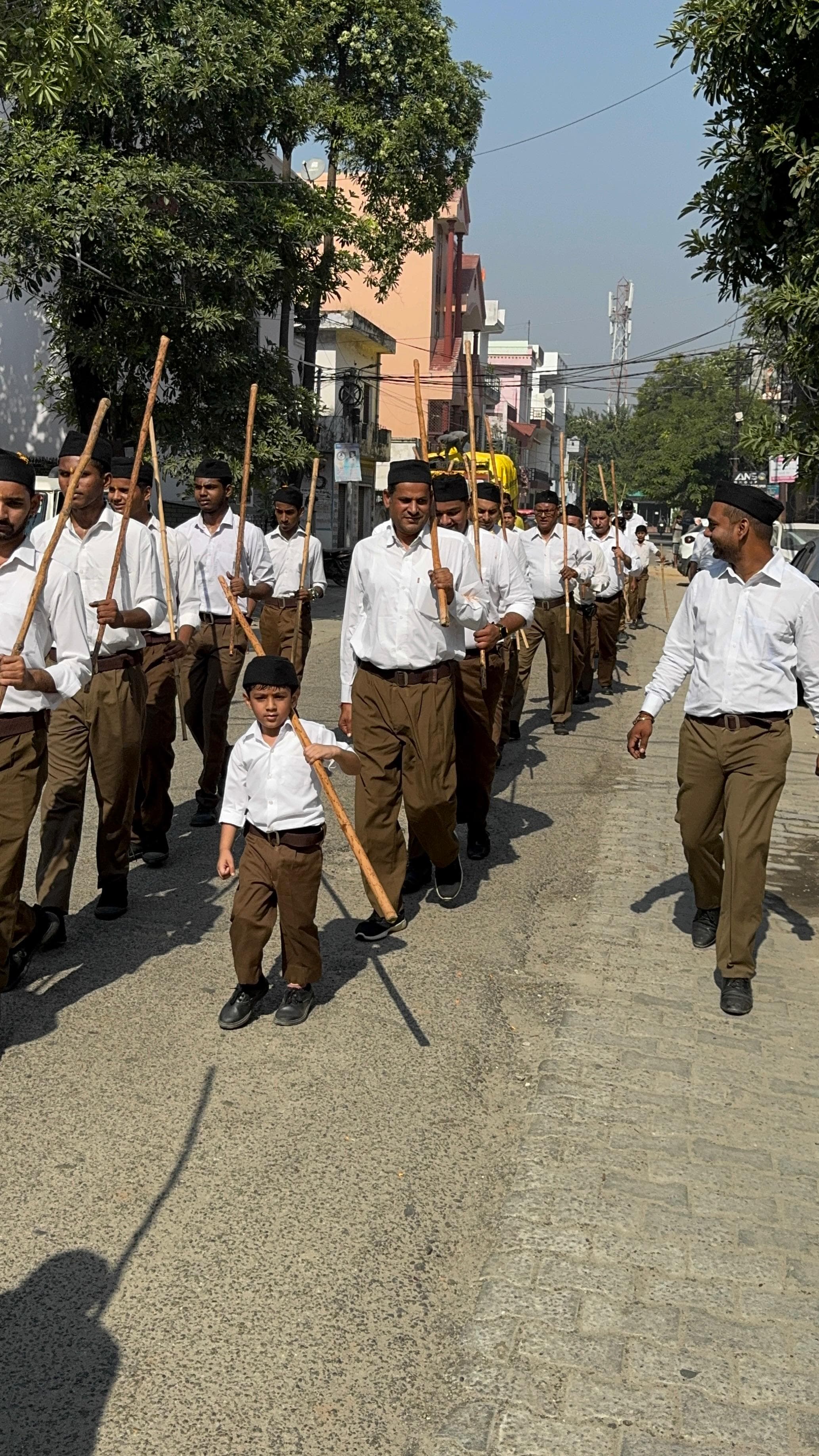 मुरादाबाद में राष्ट्रीय स्वयं संघ के स्थापना दिवस पर रविवार को पथ संचलन में शामिल स्वयंसेवक। मुरादाबाद में राष्ट्रीय स्वयं संघ के स्थापना दिवस पर रविवार को पथ संचलन में शामिल स्वयंसेवक।