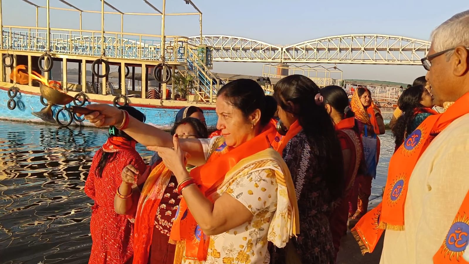 भारतीय नव संवत्सर के उदीयमान सूर्य का स्वागत करती महिलाएं भारतीय नव संवत्सर के उदीयमान सूर्य का स्वागत करती महिलाएं