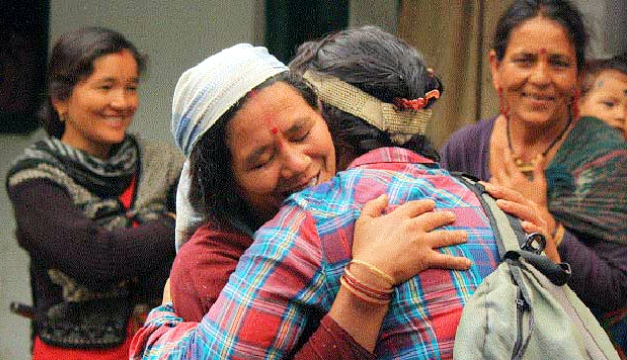 भिटौली देने आये भाई से मिलती एक बहन का भावपूर्ण चित्र। भिटौली देने आये भाई से मिलती एक बहन का भावपूर्ण चित्र।