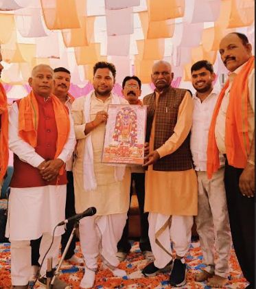 कार्यकर्ता का सम्मान करते बैजनाथ रावत कार्यकर्ता का सम्मान करते बैजनाथ रावत