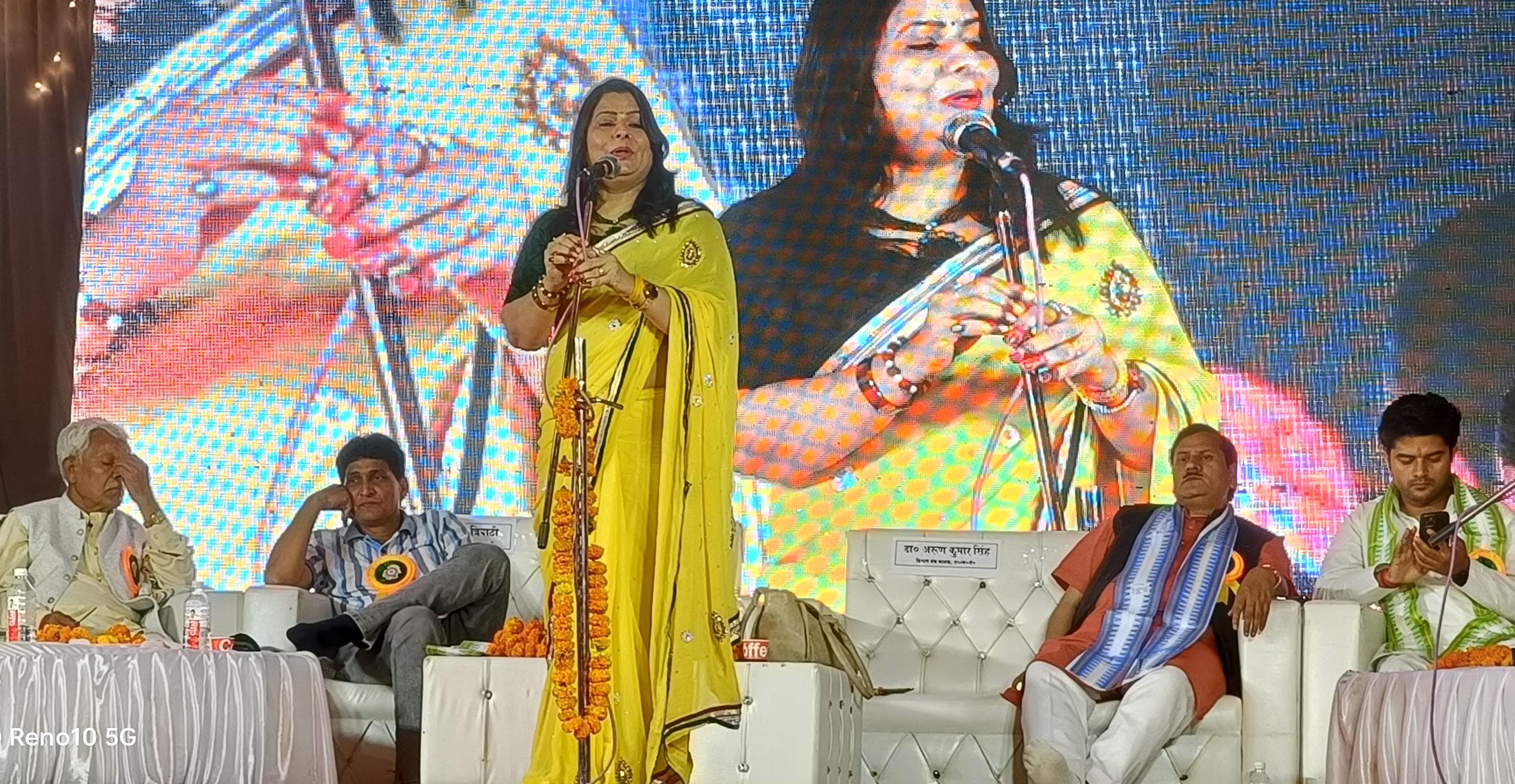 कविता पाठ करती कवित्री कविता पाठ करती कवित्री