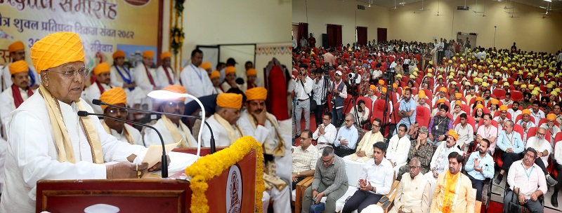 दीक्षांत समारोह को संबोधित करते हुए राज्यपाल मंगुभाई पटेल दीक्षांत समारोह को संबोधित करते हुए राज्यपाल मंगुभाई पटेल
