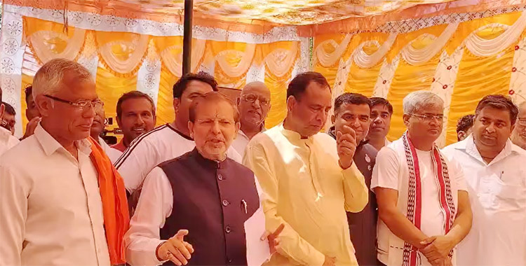 सोनीपत: सहकारिता मंत्री डॉ. अरविंद शर्मा और भाजपा प्रदेशाध्यक्ष मोहनलाल बड़ौली गोहाना के गांव जुआं में ग्रामीणों को संबोधित करते हुए। सोनीपत: सहकारिता मंत्री डॉ. अरविंद शर्मा और भाजपा प्रदेशाध्यक्ष मोहनलाल बड़ौली गोहाना के गांव जुआं में ग्रामीणों को संबोधित करते हुए।
