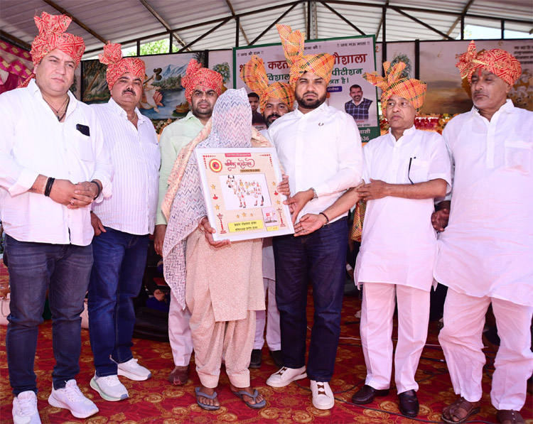 सोनीपत: गन्नौर विधायक देवेंद्र कादियान को भगत करतार सिंह गौशाला प्रबंधनद समिति सदस्य सम्मानित करते हुए। सोनीपत: गन्नौर विधायक देवेंद्र कादियान को भगत करतार सिंह गौशाला प्रबंधनद समिति सदस्य सम्मानित करते हुए।