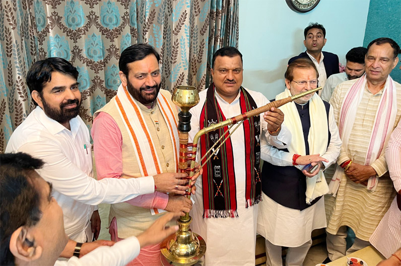 मुख्यमंत्री नायब सिंह सैनी को हुक्का भेंट करते हुए प्रदीप सांगवान मुख्यमंत्री नायब सिंह सैनी को हुक्का भेंट करते हुए प्रदीप सांगवान
