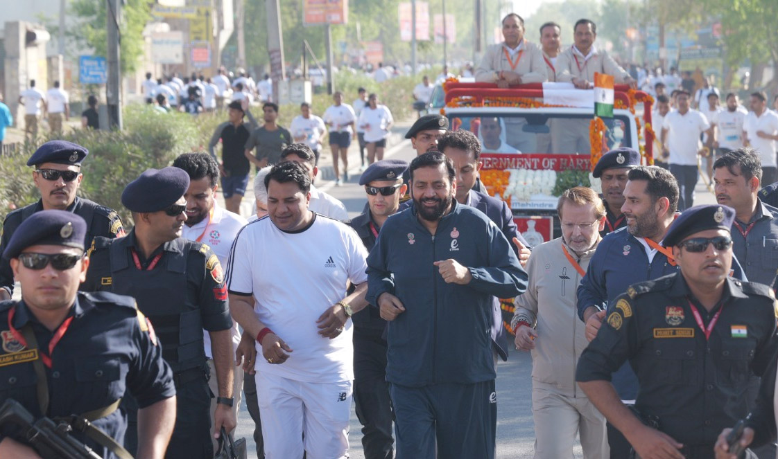हरियाणा के मुख्यमंत्री नायब सिंह सैनी सोनीपत हाफ मैराथन में दौड़ लगाते हुए हरियाणा के मुख्यमंत्री नायब सिंह सैनी सोनीपत हाफ मैराथन में दौड़ लगाते हुए