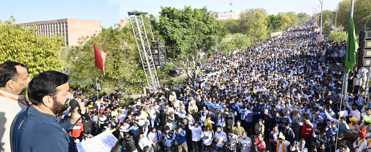 सोनीपत हरियाणा के मुख्यमंत्री नायब सिंह सैनी दीनबंधु छोटूराम विज्ञान एवं प्रौद्योगिकी विश्वविद्यालय, में आयोजित हॉफ मैराथन में उपस्थित प्रतिभागियों को ंसबोधित करते हुए। सोनीपत हरियाणा के मुख्यमंत्री नायब सिंह सैनी दीनबंधु छोटूराम विज्ञान एवं प्रौद्योगिकी विश्वविद्यालय, में आयोजित हॉफ मैराथन में उपस्थित प्रतिभागियों को ंसबोधित करते हुए।