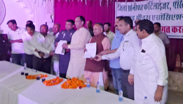 सोनीपत: जिला फर्टिलाइजर, पेस्टीसाइड एंड सीड्स एसोसिएशन की ओर से मुख्यमंत्री के नाम प्रदेशाध्यक्ष एवं मेयर को मंाग पत्र देते हुए। सोनीपत: जिला फर्टिलाइजर, पेस्टीसाइड एंड सीड्स एसोसिएशन की ओर से मुख्यमंत्री के नाम प्रदेशाध्यक्ष एवं मेयर को मंाग पत्र देते हुए।