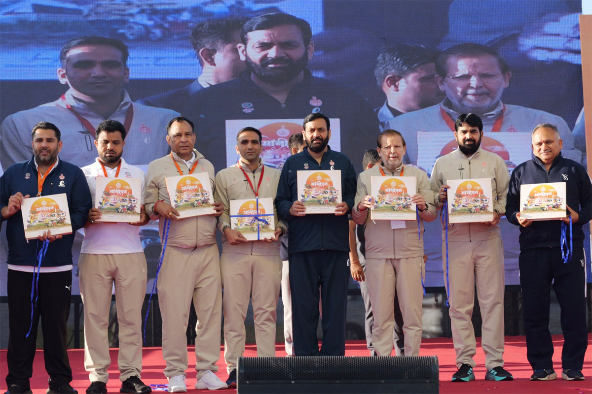 हरियाणा के मुख्यमंत्री नायब सिंह सैनी सोनीपत हाफ मैराथन में मंच पर जनप्रतिनिधियों के साथ हरियाणा के मुख्यमंत्री नायब सिंह सैनी सोनीपत हाफ मैराथन में मंच पर जनप्रतिनिधियों के साथ