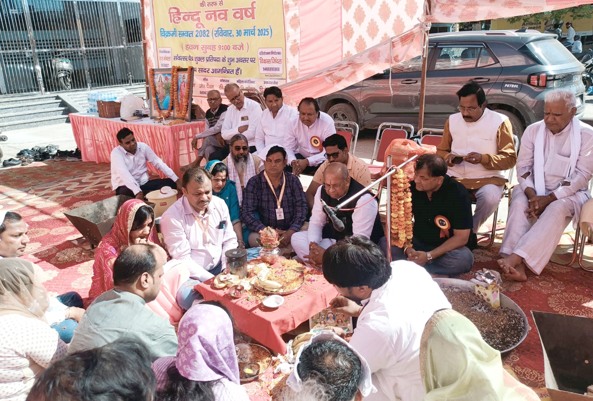 कार्यक्रम में पूजा-अर्चना करते हुए चेयरमैन श्रभ्वण कुमार गर्ग व अन्य। कार्यक्रम में पूजा-अर्चना करते हुए चेयरमैन श्रभ्वण कुमार गर्ग व अन्य।
