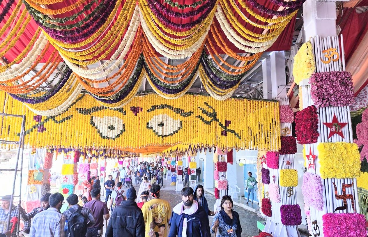 माता वैष्णो देवी दरबार में माता गौरी थीम पर भव्य पुष्प शृंगार माता वैष्णो देवी दरबार में माता गौरी थीम पर भव्य पुष्प शृंगार