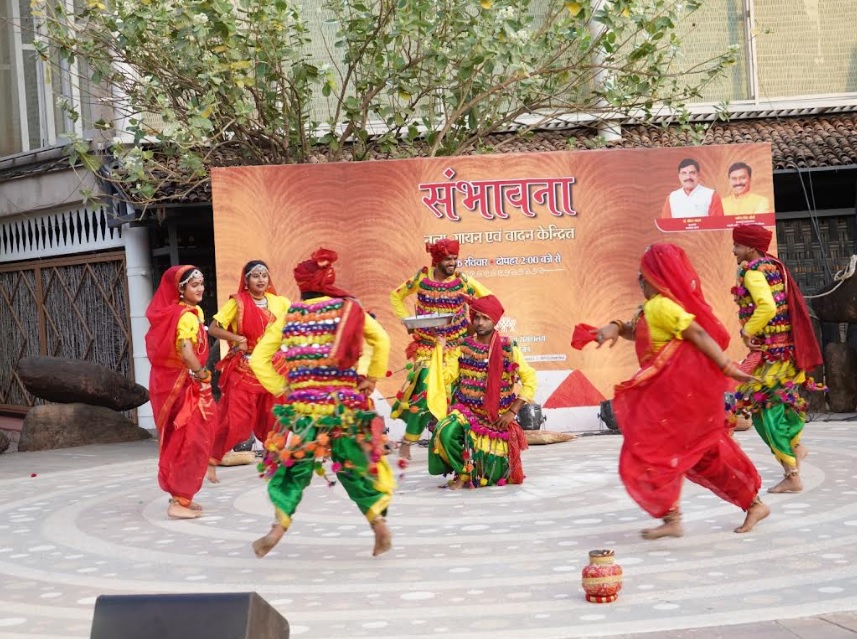 मप्र जनजातीय संग्रहालय में हुई नृत्य और गायन की प्रस्तुति मप्र जनजातीय संग्रहालय में हुई नृत्य और गायन की प्रस्तुति