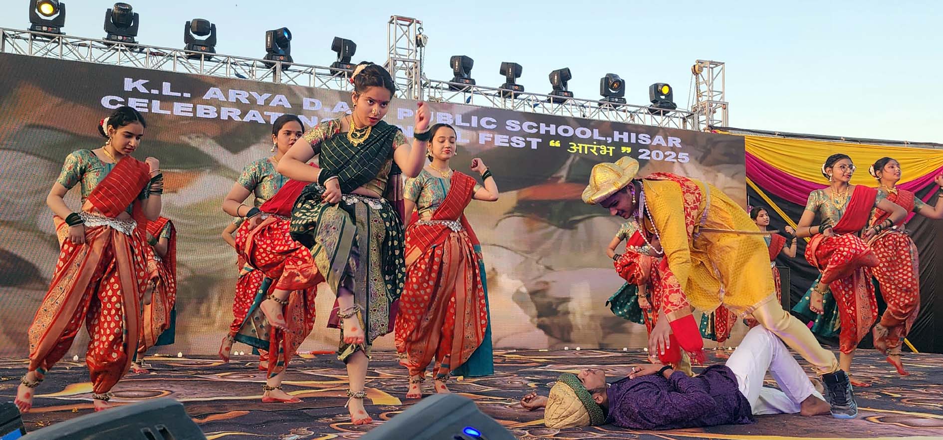 वार्षिक उत्सव में सांस्कृतिक कार्यक्रम प्रस्तुत करती स्कूल की छात्राएं। वार्षिक उत्सव में सांस्कृतिक कार्यक्रम प्रस्तुत करती स्कूल की छात्राएं।