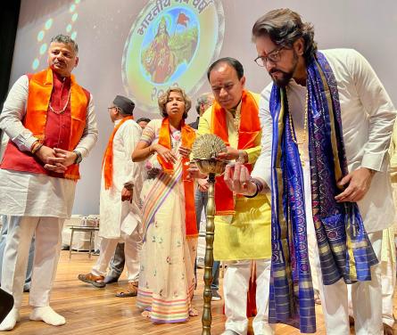 कार्यक्रम का दीप जलाकर शुभारंभ करते पूर्व केंद्रीय मंत्री अनुराग ठाकुर व डाॅ धन सिंह रावत। कार्यक्रम का दीप जलाकर शुभारंभ करते पूर्व केंद्रीय मंत्री अनुराग ठाकुर व डाॅ धन सिंह रावत।