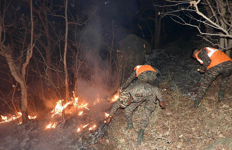 भारतीय सेना के सहयोग द्वारा माउंट आबू में लगी भीषण आग पर नियंत्रण भारतीय सेना के सहयोग द्वारा माउंट आबू में लगी भीषण आग पर नियंत्रण