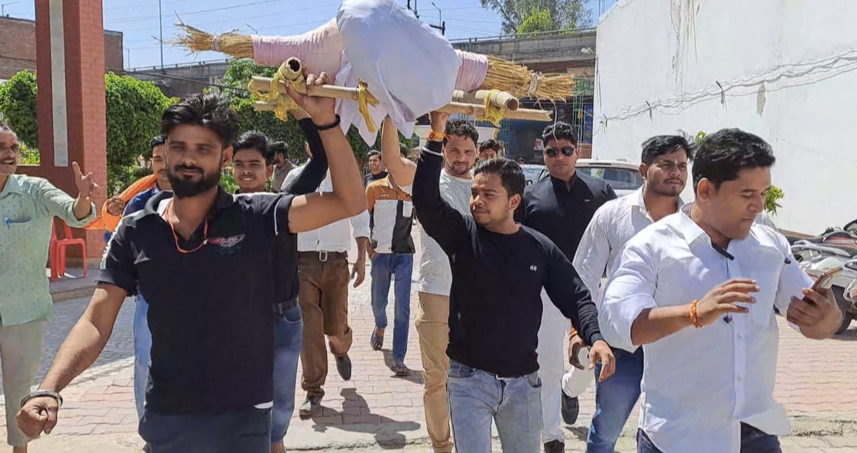 अर्थी निकालते कार्यकर्ता अर्थी निकालते कार्यकर्ता