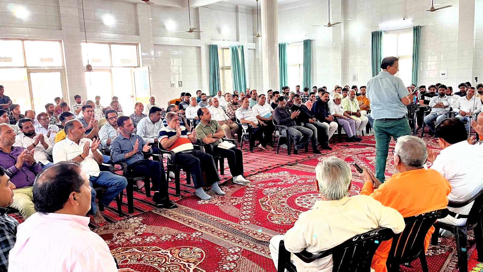 पानीपत के धर्म कुंभ को लेकर रविवार को बैठक करते सभी सभाओं के पदाधिकारी। पानीपत के धर्म कुंभ को लेकर रविवार को बैठक करते सभी सभाओं के पदाधिकारी।