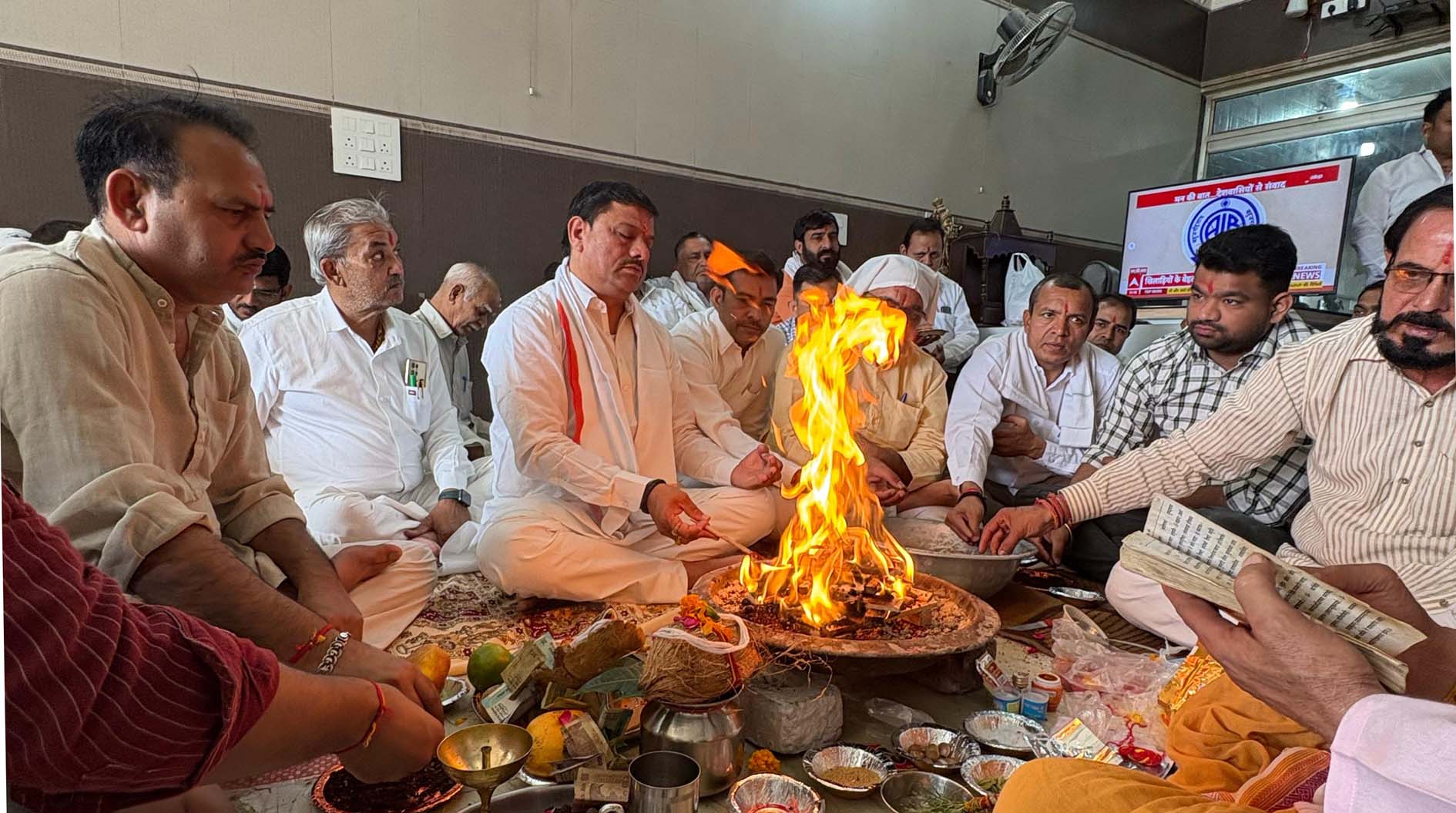 हिंदू नववर्ष पर कार्यकर्ताओं के साथ हवन में आहुति देते हुए पूर्व विधायक नरेश कौशिक। हिंदू नववर्ष पर कार्यकर्ताओं के साथ हवन में आहुति देते हुए पूर्व विधायक नरेश कौशिक।