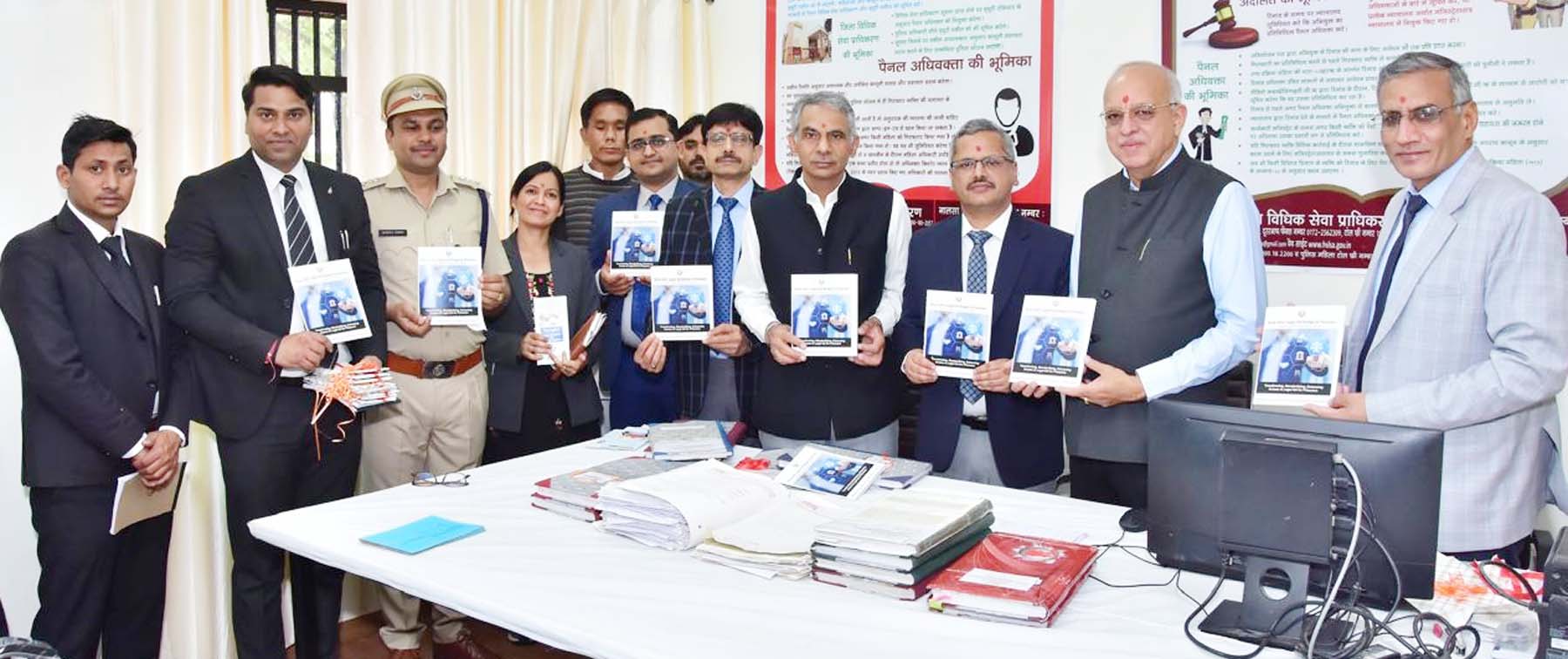 गुरुग्राम में तीन महत्वपूर्ण पहलों का शुभारंभ करते पंजाब एवं हरियाणा उच्च न्यायालय के जस्टिस संजीव बेरी व स्थानीय न्यायाधीश। गुरुग्राम में तीन महत्वपूर्ण पहलों का शुभारंभ करते पंजाब एवं हरियाणा उच्च न्यायालय के जस्टिस संजीव बेरी व स्थानीय न्यायाधीश।