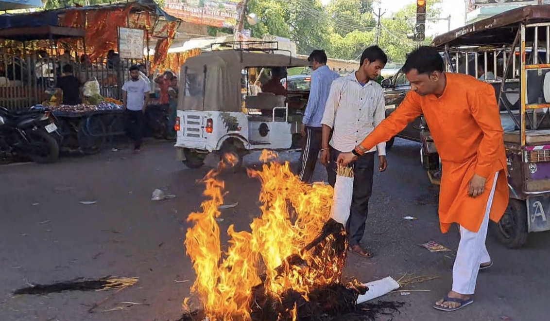 पुतला दहन करते कार्यकर्ता पुतला दहन करते कार्यकर्ता