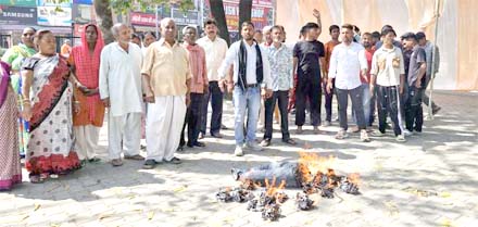 पूर्व सीएम त्रिवेंद्र सिंह रावत के बयान पर भड़का दलित समाज, फूंका पुतला पूर्व सीएम त्रिवेंद्र सिंह रावत के बयान पर भड़का दलित समाज, फूंका पुतला