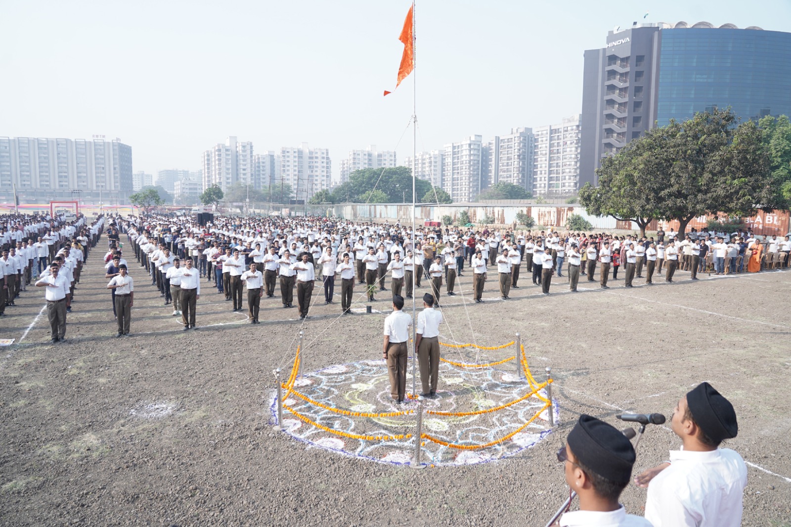 सूरत के परवत पाटिया क्षेत्र में आरएसएस की लगी शाखा का विहंगम दृश्य। सूरत के परवत पाटिया क्षेत्र में आरएसएस की लगी शाखा का विहंगम दृश्य।