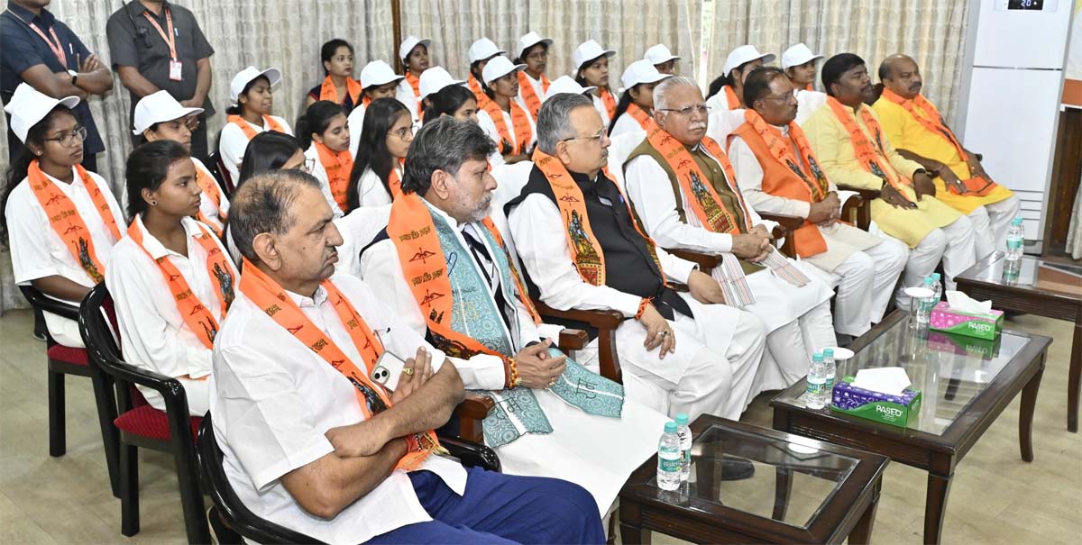 मुख्यमंत्री साय बालिकाओं के साथ मन की बात सुनते मुख्यमंत्री साय बालिकाओं के साथ मन की बात सुनते