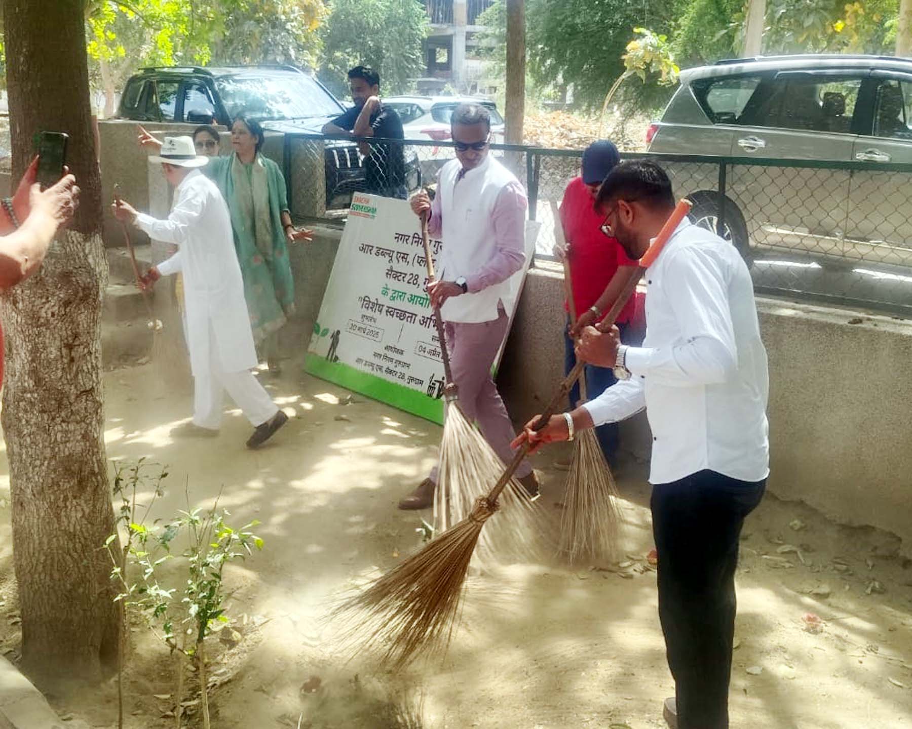 गुरुग्राम के सेक्टर-28 में विशेष स्वच्छता अभियान के दौरान सफाई करते लोग। गुरुग्राम के सेक्टर-28 में विशेष स्वच्छता अभियान के दौरान सफाई करते लोग।