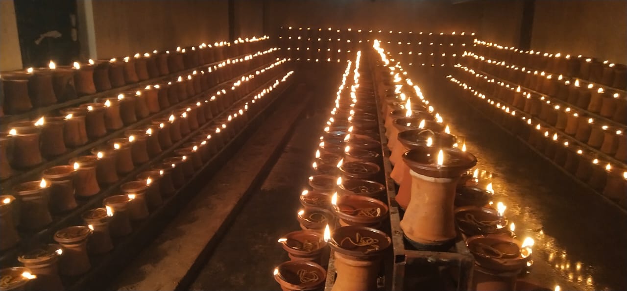 मंदिर में मनोकामना ज्योत प्रज्जवलित किए गए हैं। मंदिर में मनोकामना ज्योत प्रज्जवलित किए गए हैं।