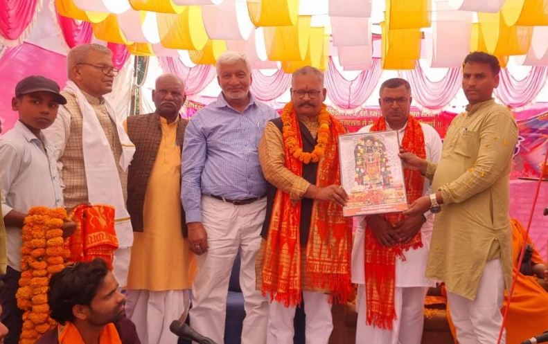 संघ के क्षेत्र प्रचार प्रमुख सुभाष जी का स्वागत करते कार्यकर्ता संघ के क्षेत्र प्रचार प्रमुख सुभाष जी का स्वागत करते कार्यकर्ता