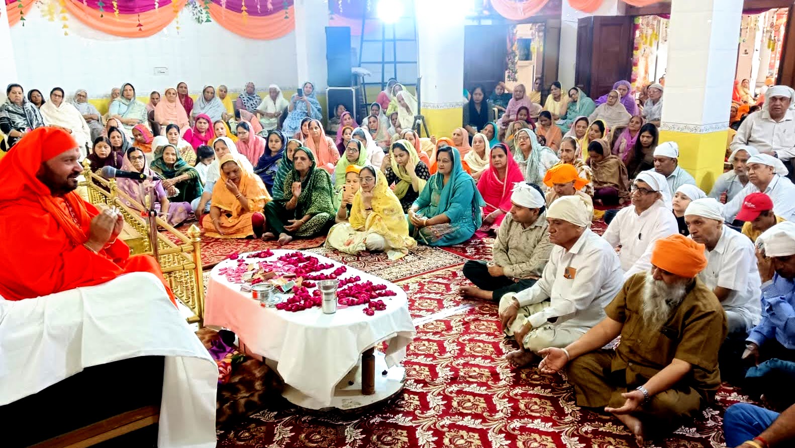 पानीपत के हरि मन्दिर,सेठी चौक के प्रांगण में प्रवचन करते स्वामी दयानन्द सरस्वती महाराज। पानीपत के हरि मन्दिर,सेठी चौक के प्रांगण में प्रवचन करते स्वामी दयानन्द सरस्वती महाराज।