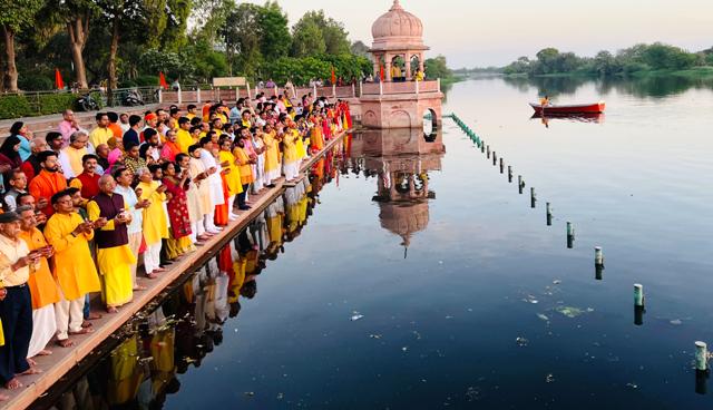कुड़िया घाट पर पूजन करते लखनऊ शहर के गणमान्य लोग (फोटो) कुड़िया घाट पर पूजन करते लखनऊ शहर के गणमान्य लोग (फोटो)