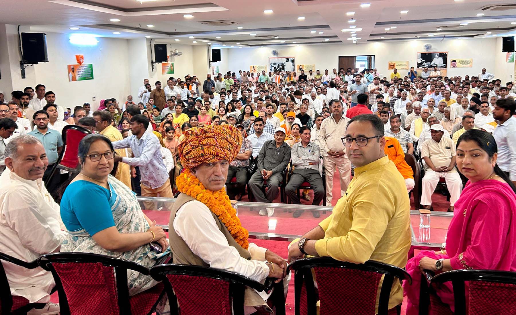 गुरुग्राम भाजपा कार्यालय में गुरुग्राम महानगर जिला अध्यक्ष अजीत यादव के पदभार कार्यक्रम में मंचासीन वरिष्ठ नेता व मौजूद कार्यकर्ता। गुरुग्राम भाजपा कार्यालय में गुरुग्राम महानगर जिला अध्यक्ष अजीत यादव के पदभार कार्यक्रम में मंचासीन वरिष्ठ नेता व मौजूद कार्यकर्ता।