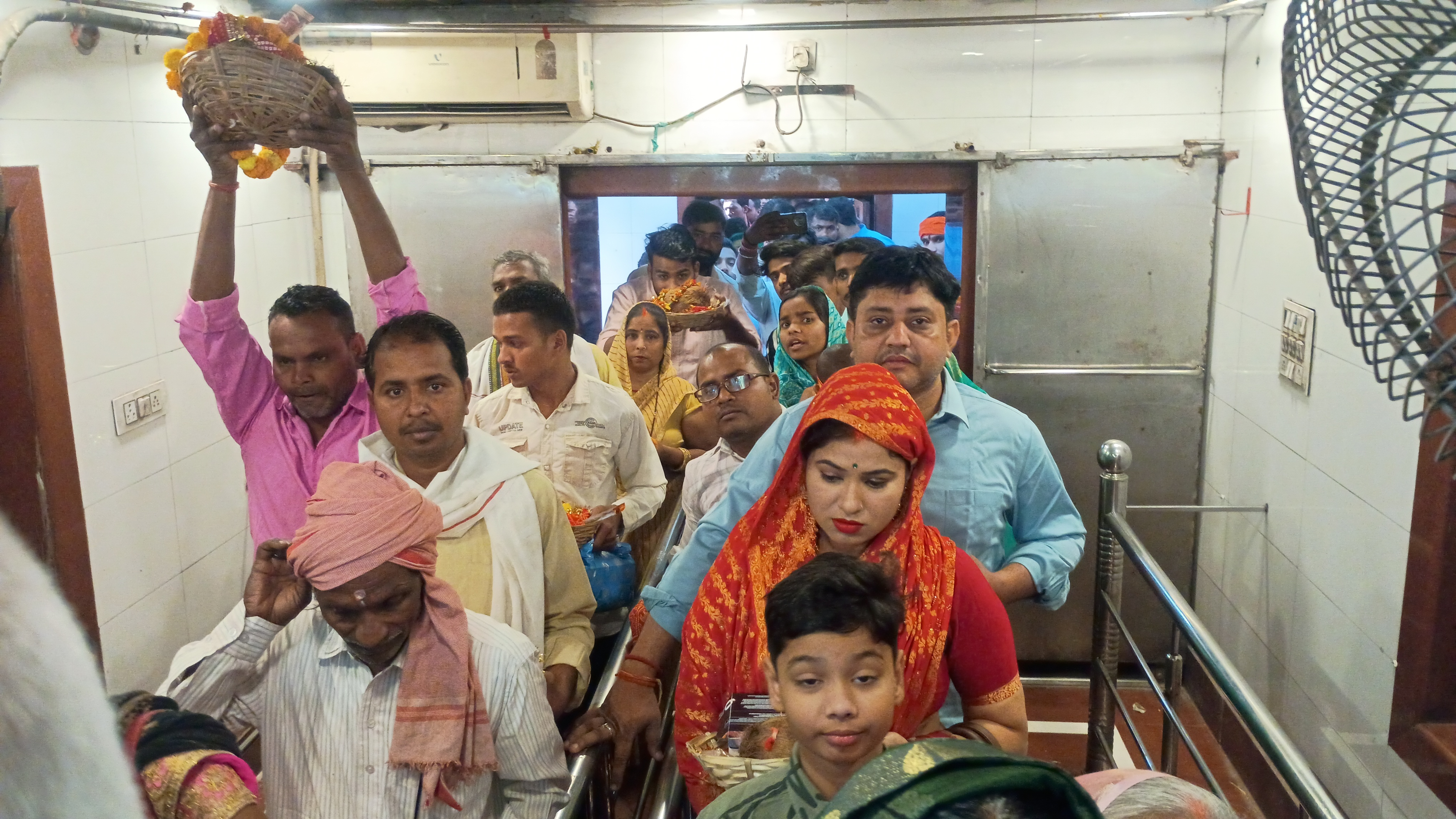 माता शीतला जी का दर्शन करने से पूरी होती है भक्तों की मुराद: दिनेश कुमार सिंह पूर्व मंडलायुक्त , कतार में लगे श्रद्धालु माता शीतला जी का दर्शन करने से पूरी होती है भक्तों की मुराद: दिनेश कुमार सिंह पूर्व मंडलायुक्त , कतार में लगे श्रद्धालु