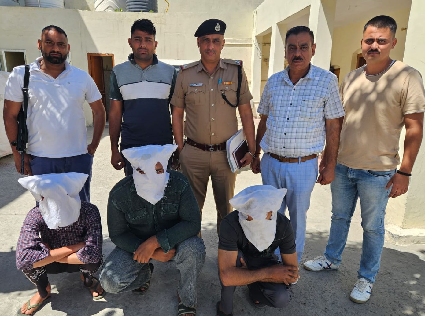 पुलिस की गिरफ्त में तीनो आरोपी। पुलिस की गिरफ्त में तीनो आरोपी।