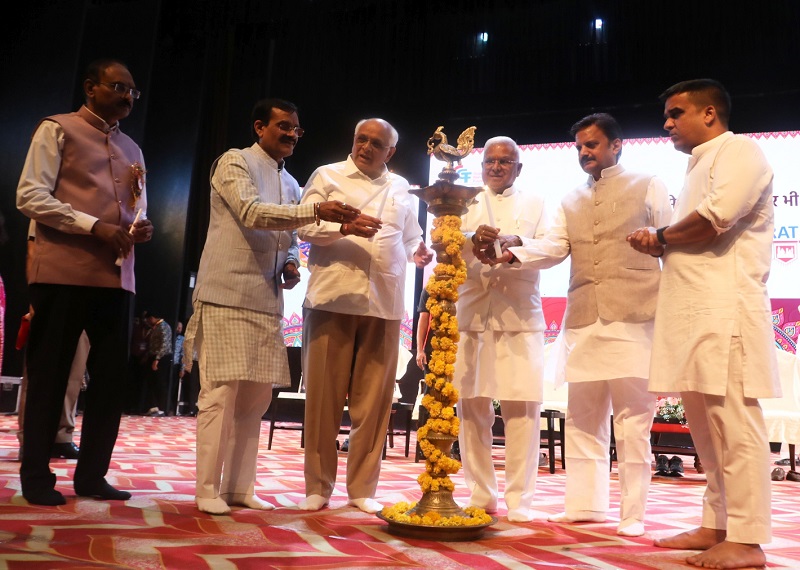 रवीन्द्र भवन में अखिल भारतीय गुजराती समाज द्वारा आयोजित सदाकाल गुजरात का दीप प्रज्ज्वलन कर शुभारंभ किया। रवीन्द्र भवन में अखिल भारतीय गुजराती समाज द्वारा आयोजित सदाकाल गुजरात का दीप प्रज्ज्वलन कर शुभारंभ किया।