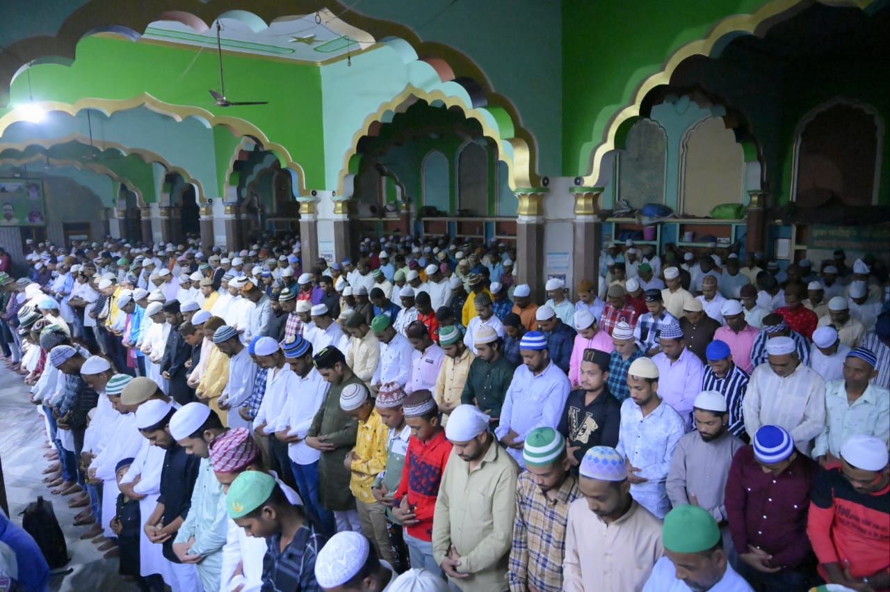 पानीपत में ईद की नमाज पढ़ते मुस्लिम समाज के श्रद्धालु पानीपत में ईद की नमाज पढ़ते मुस्लिम समाज के श्रद्धालु