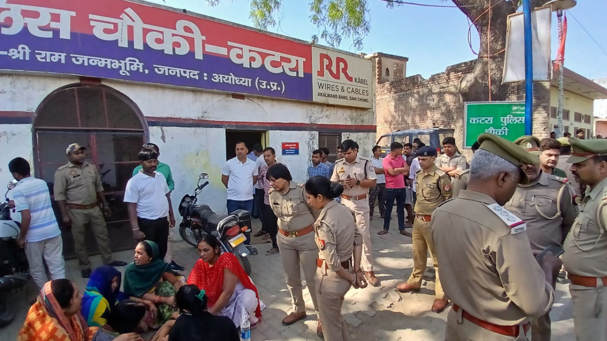 कटरा पुलिस चौकी में तैनात होमगार्ड का पुलिस चौकी के अंदर ही मिला फंदे से लटकता मिला शव कटरा पुलिस चौकी में तैनात होमगार्ड का पुलिस चौकी के अंदर ही मिला फंदे से लटकता मिला शव